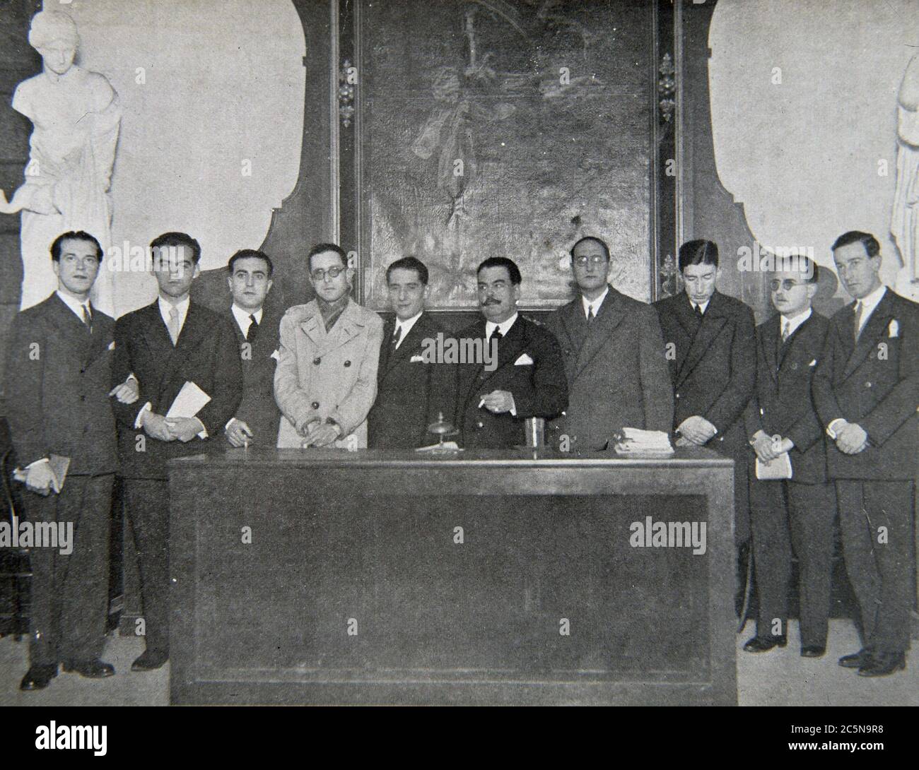 GARCIA LORCA, FEDERICO. ESCRITOR ESPAÑOL. FUENTEVAQUEROS (GRANADA). 1898-1936. HOMENAJE A GONGORA DE SEVILLA EN EL AÑO 1927. IZQDA -DERECHA : RAFAEL ALBERTI , GARCIA LORCA , J . CHABAS, M BACARISSE, ROMERO MARTINEZ (ATENEO), BLASCO GARZON (PRESIDENTE DEL ATENEO 9, JORGE GUILLEN, J. BERGAMIN , DAMASO ALONSO , Y GERARDO DIEGO REPRODUCATION FOTO. Stockfoto