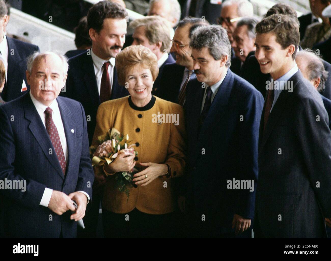 El presidente de la Unión Soviética Mijaíl / Mihail Gorbatschov Mikhail Gorbatschow y su esposa Raísa Titarenko Gorbatschova junto al Príncipe Felipe de Borbón y el alcalde de Barcelona Pasqual Maragall durante su visita oficial a España. 29/10/1990. Barcelona. Stockfoto