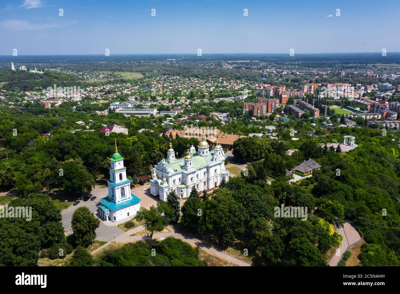 Luftaufnahme der Kathedrale der Heiligen Dormition in Poltava, Ukraine. Sommermittags Sonnenlicht. Stockfoto