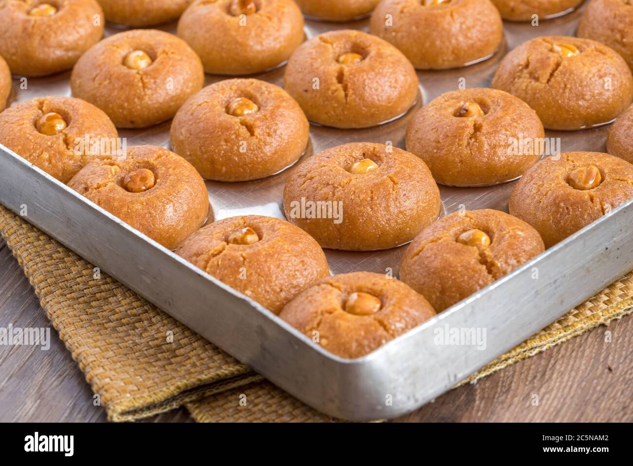 Traditionelles türkisches Dessert in Tablett auf Holztisch Stockfoto