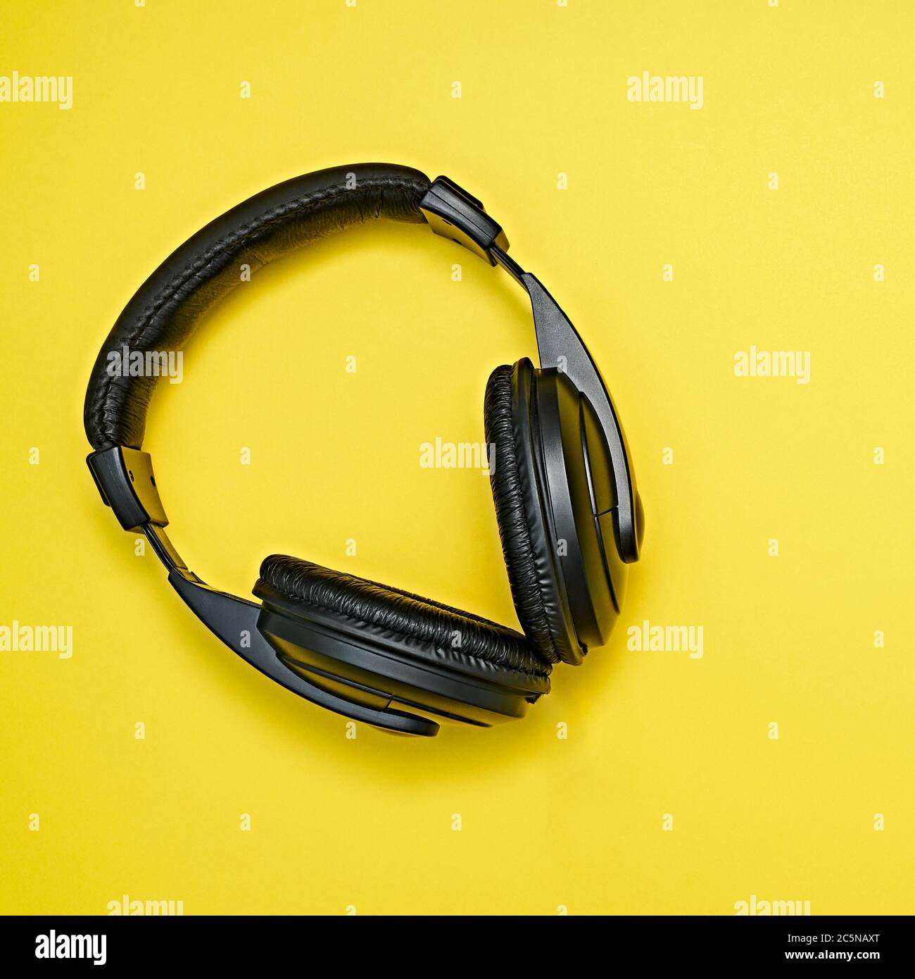 Große, schwarze Kopfhörer liegen auf einem farbigen Hintergrund. Gerät für  individuelles Musikhören Stockfotografie - Alamy