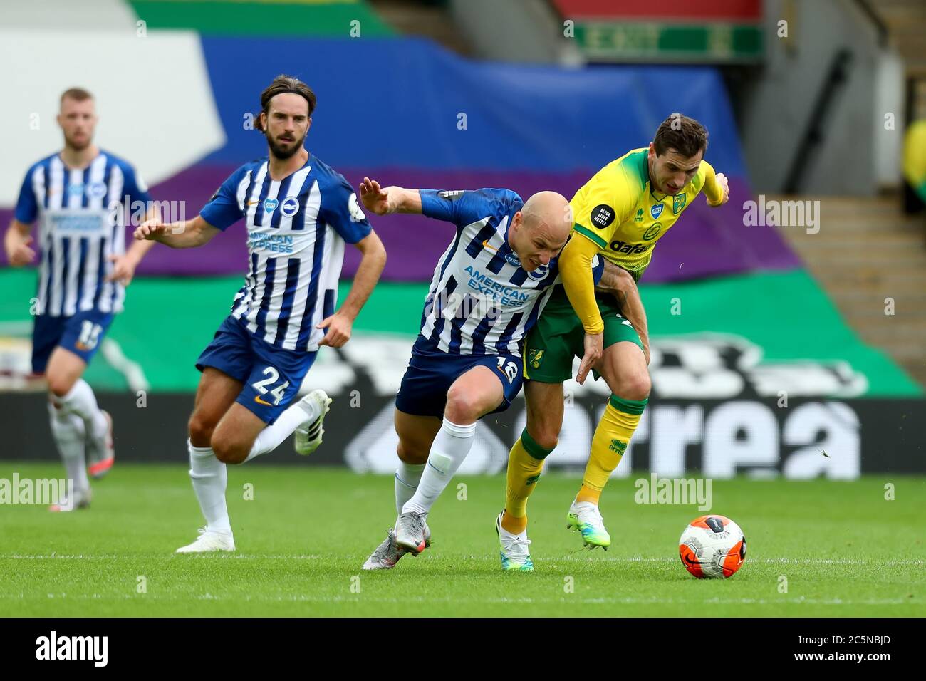 4. Juli 2020; Carrow Road, Norwich, Norfolk, England, English Premier League Football, Norwich gegen Brighton und Hove Albion; Aaron Mooy von Brighton &amp; Hove Albion konkurriert um den Ball mit Kenny McLean von Norwich City Kredit: Action Plus Sports Images/Alamy Live News Stockfoto