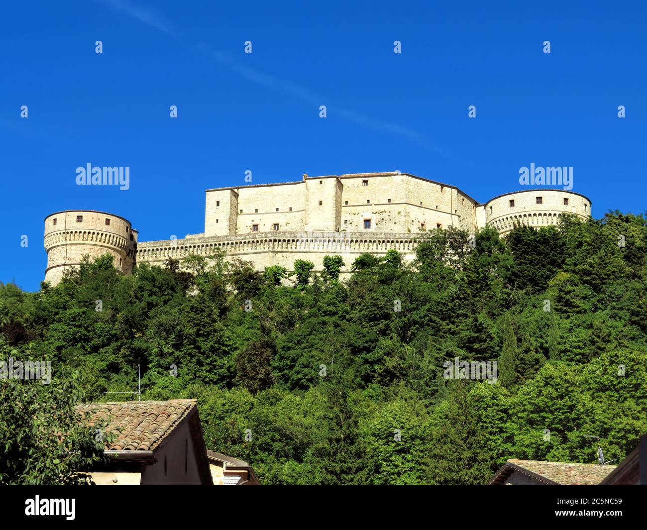 Die Renaissance-Festung von San Leo, auf einem felsigen Felsen gelegen, stammt aus dem fünfzehnten Jahrhundert Stockfoto