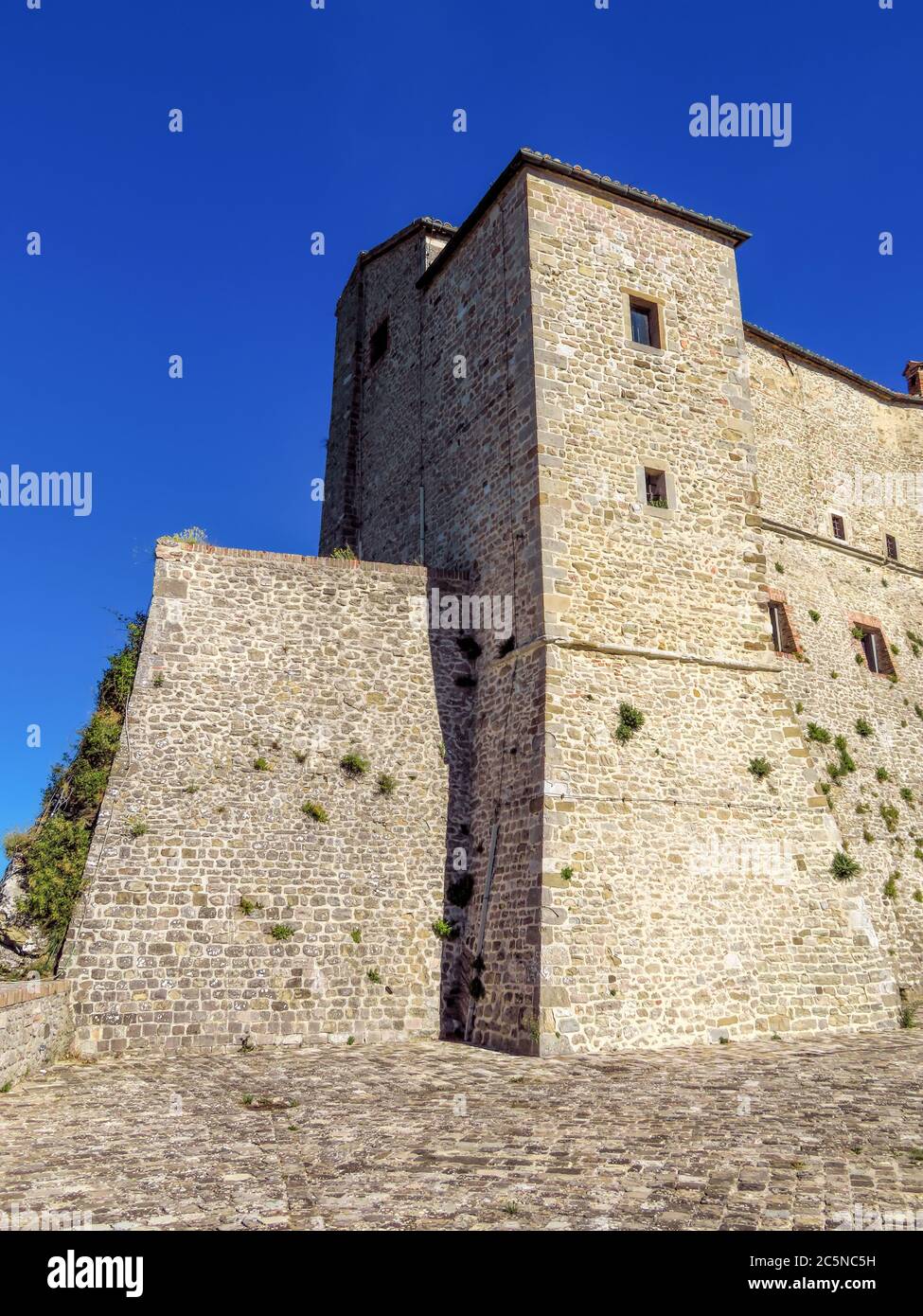 Die Renaissance-Festung von San Leo, auf einem felsigen Felsen gelegen, stammt aus dem fünfzehnten Jahrhundert Stockfoto