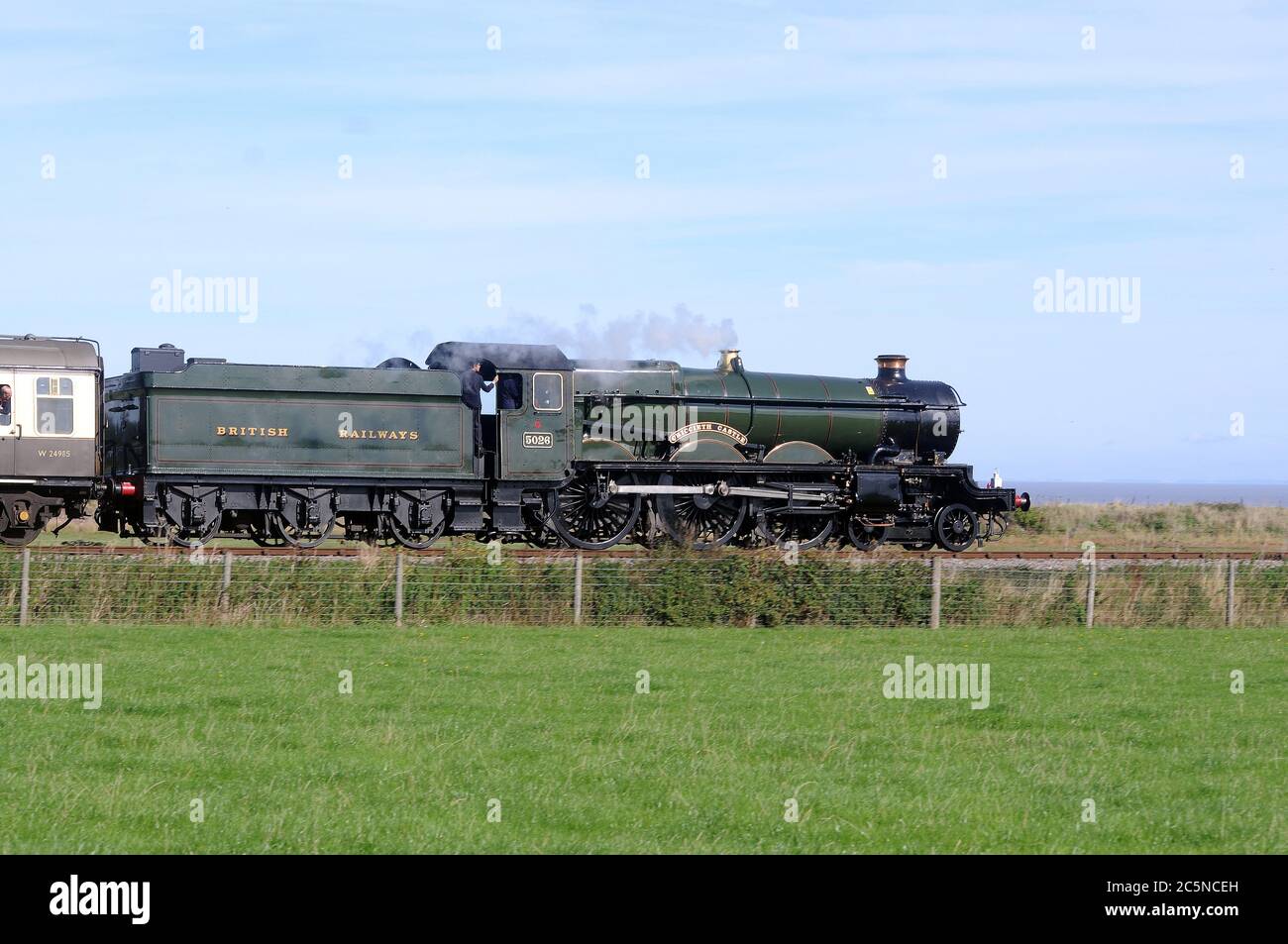 'Nunney Castle' läuft als 'Criccieth Castle' in Richtung Blue Anchor mit einem Minehead - Bishops Lydeard Zug. Stockfoto