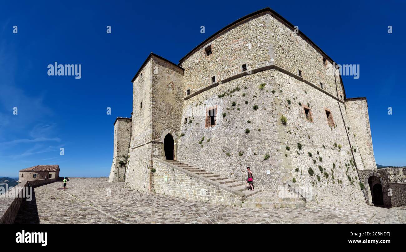 San Leo, Italien - 18. Juni 2017: Die Renaissance-Festung von San Leo, auf einem felsigen Felsen gelegen Stockfoto