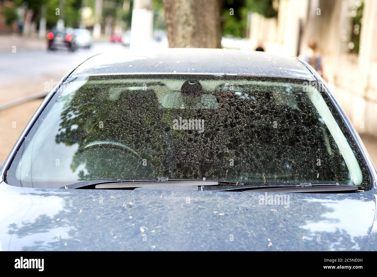 Schmutzige Auto Vorderansicht auf der Windschutzscheibe mit Scheibenwischer,  draußen niemand Stockfotografie - Alamy