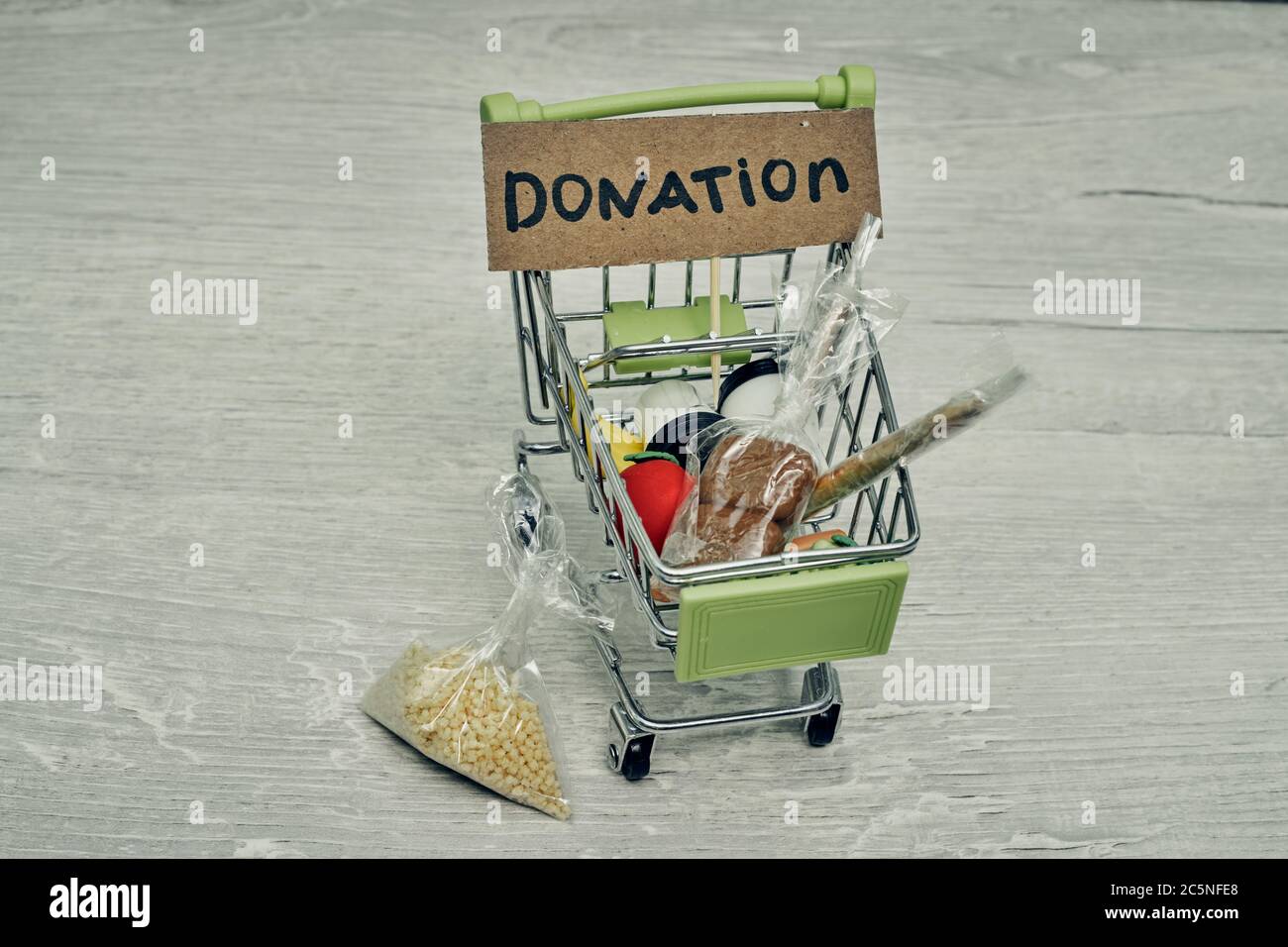 Spenden von Lebensmitteln. Helfen Sie Produkten während einer Pandemie, Wohltätigkeit. Warenkorb mit Produkten. Stockfoto