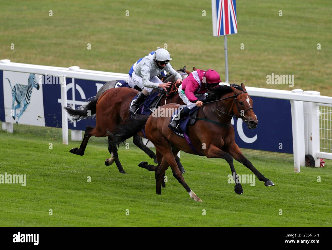 Safe Voyage von Jason Hart (rechts) gewinnt die Investec Surrey Stakes auf der Epsom Racecourse. Stockfoto
