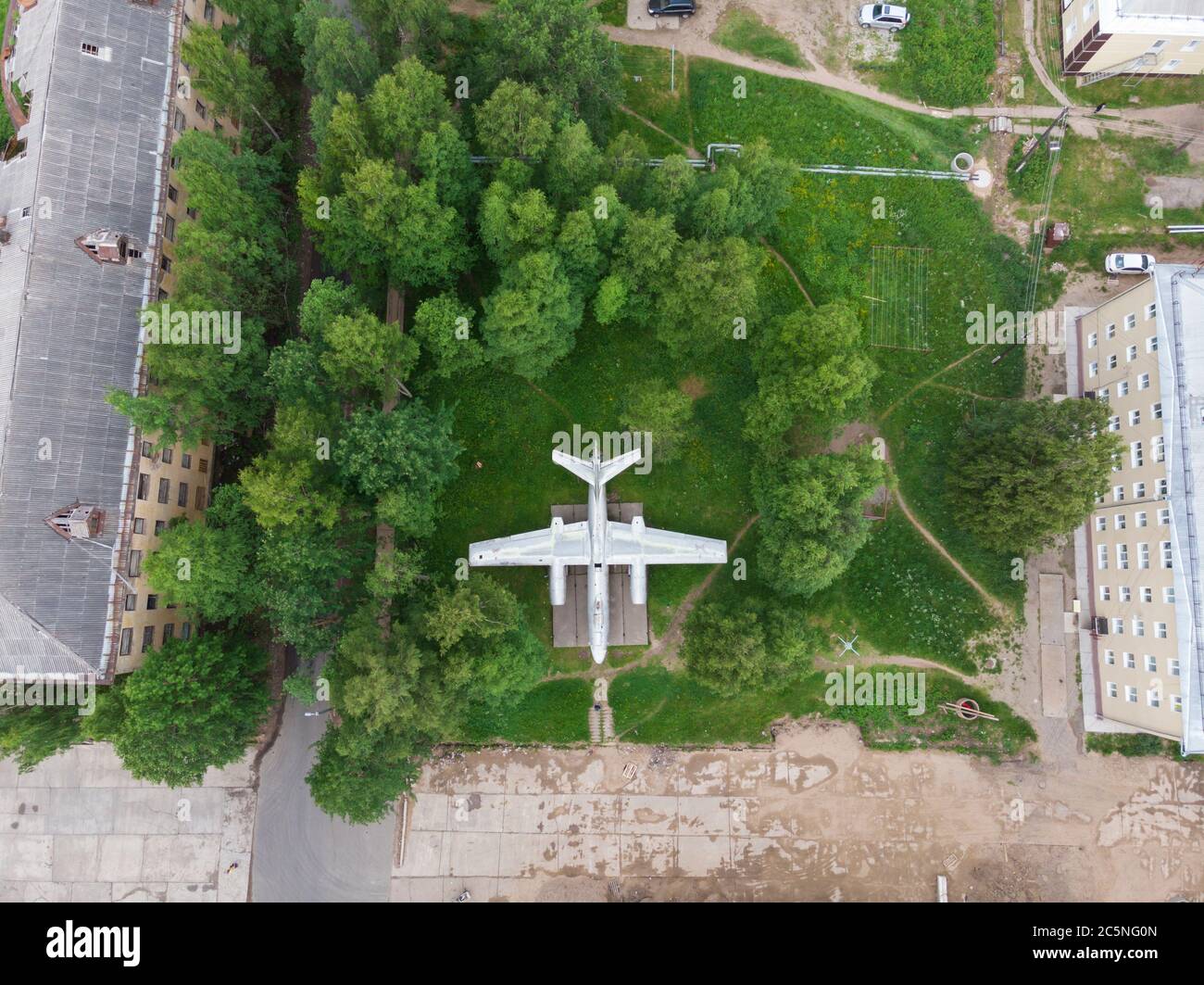 Juli 2020 - Katunino. Sowjetischer Bomber Il-28. Ein verlassenes Denkmal für Piloten. Russland, Archangelsk Region Stockfoto