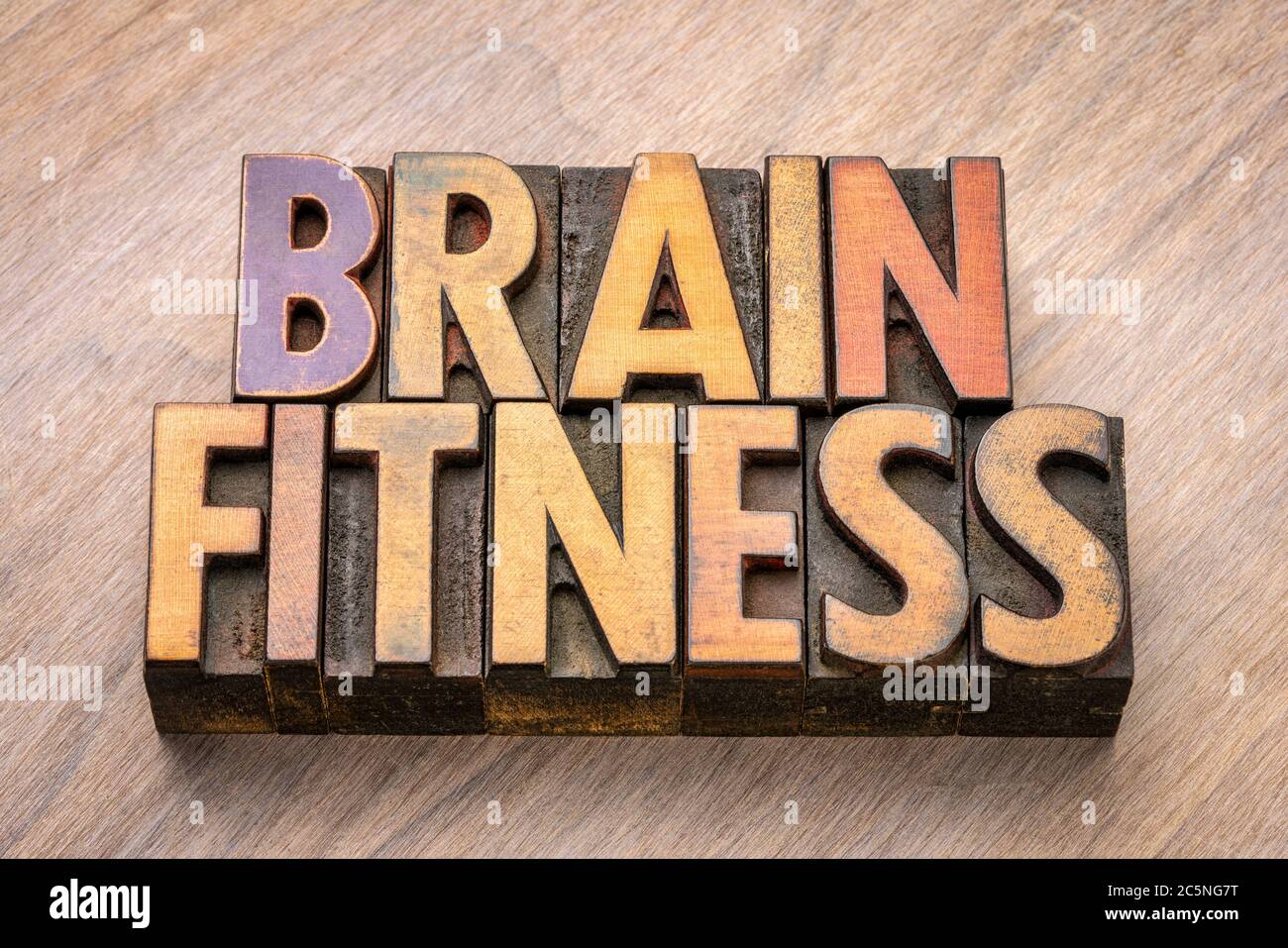 Brain Fitness Wort abstrakt in Vintage Buchdruck Holzart, trainieren Sie Ihr Gehirn und psychische Gesundheit Konzept Stockfoto