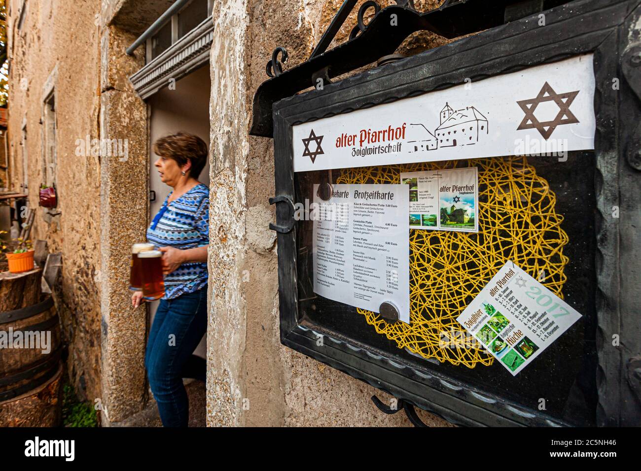 Hier wird frisches Zoigl-Bier in den Garten des alten Pfarrhauses gebracht. Zoigl Beer Pub in Altenstadt an der Waldnaab, Deutschland Stockfoto