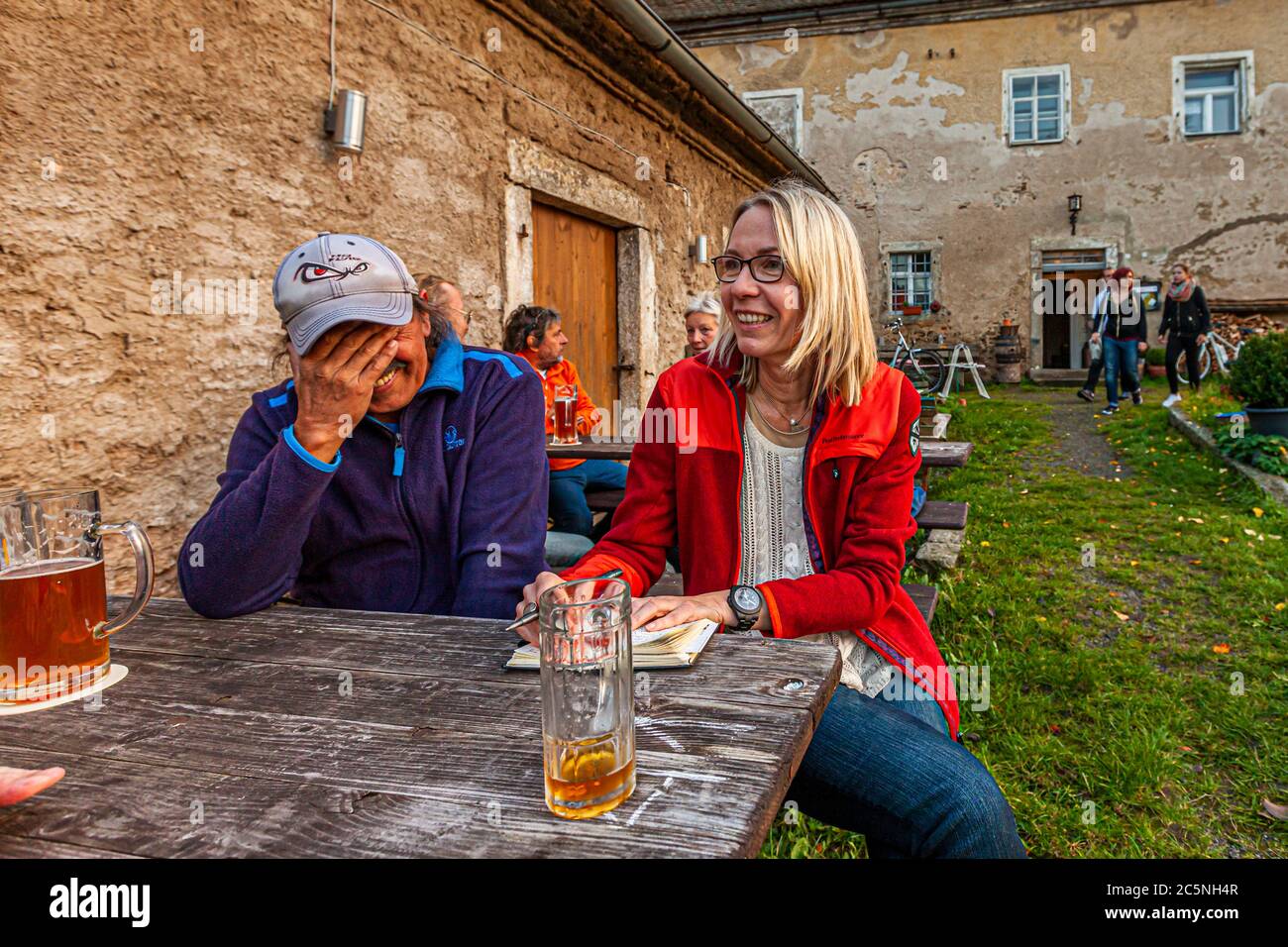 Zoigl Beer Pub in Altenstadt an der Waldnaab, Deutschland. Gerade beim Zoigl-Bier kommt man schnell mit der Oberpfalz in Kontakt. Zufällige Bekanntschaft Josef ist mit dem Fahrrad unterwegs und kennt historische und lustige Dinge über die Zoigl-Kultur in der nördlichen Oberpfalz Stockfoto