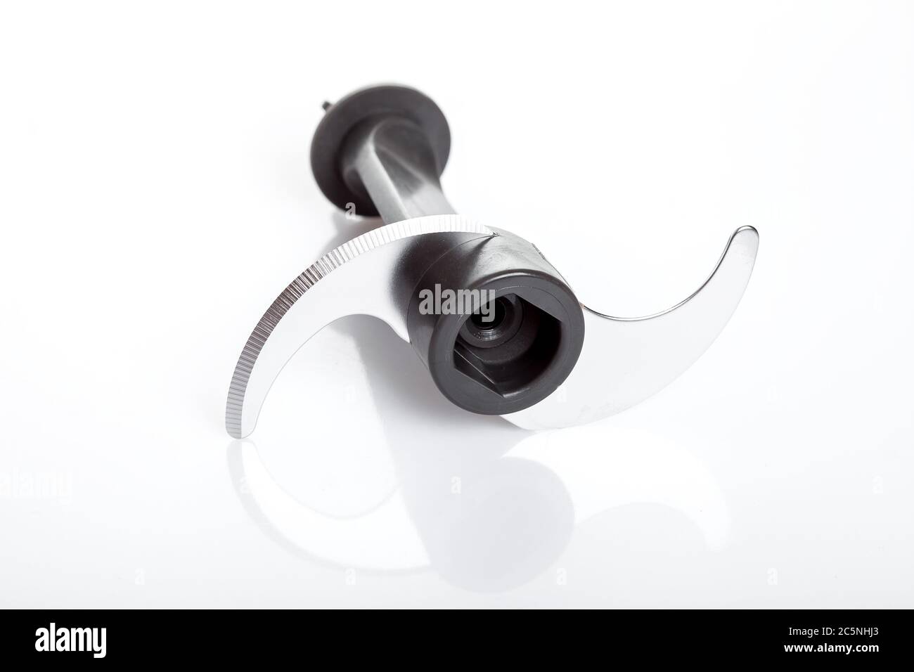 Scharfe Klinge für einen Mixer, Düse für Mahlgut auf weißem Hintergrund. Stockfoto