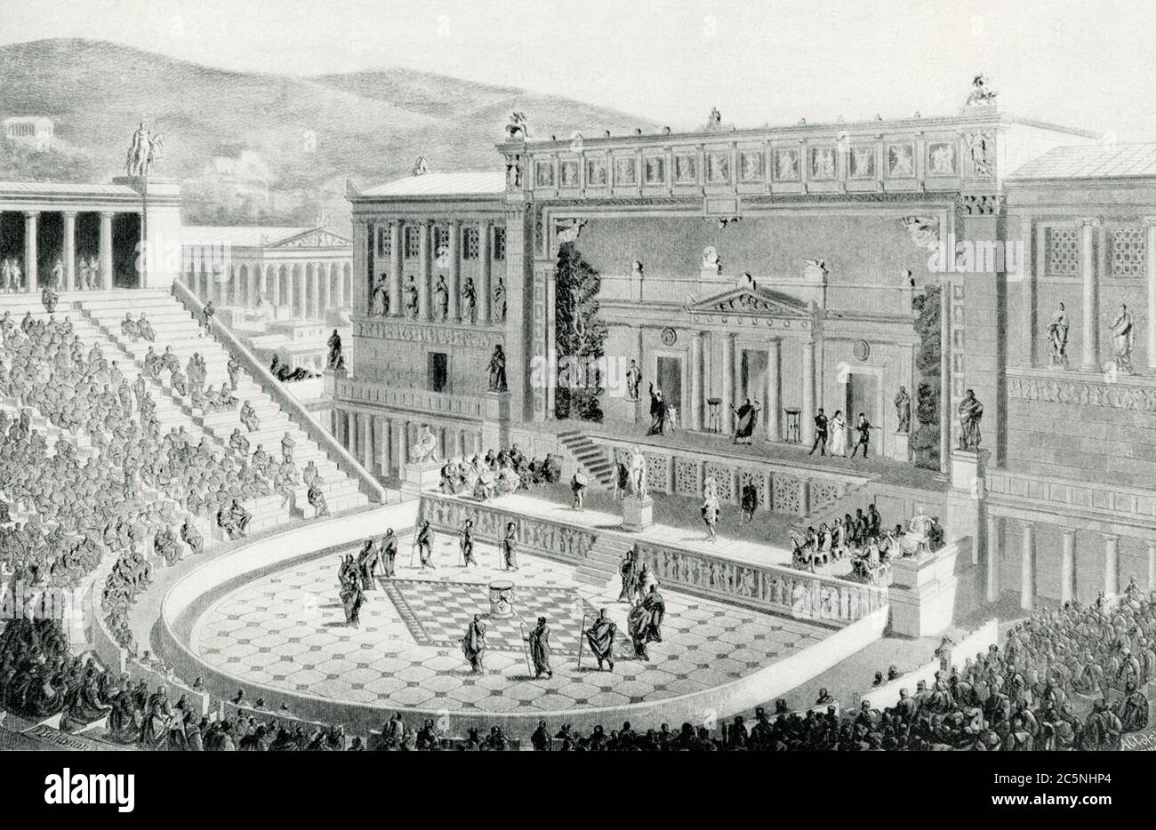 Die Bildunterschrift auf dieser Illustration des frühen 20. Jahrhunderts lautet: Das Dionysiac Theater in Athen (restauriert) Dies ist ein Versuch, das größte Theater in Athen aus dem, was wir durch die Beschreibungen der antiken Autoren und durch die Ruinen gelernt haben, die noch übrig sind, zu rekonstruieren. Man beachte die Unterschiede zu einem modernen Theater, die Feinheit der realen Bühne, die aufeinanderfolgenden Treppen, die zu ihr führen, den Raum unten für den Chor und die Richter, die aufwendigen Marmordekorationen überall, die Sitze der Zuschauer erinnern an. Ein Landzirkus, Und der überdachte Gang wie eine moderne Lobby hinter allen. Dionysos Stockfoto
