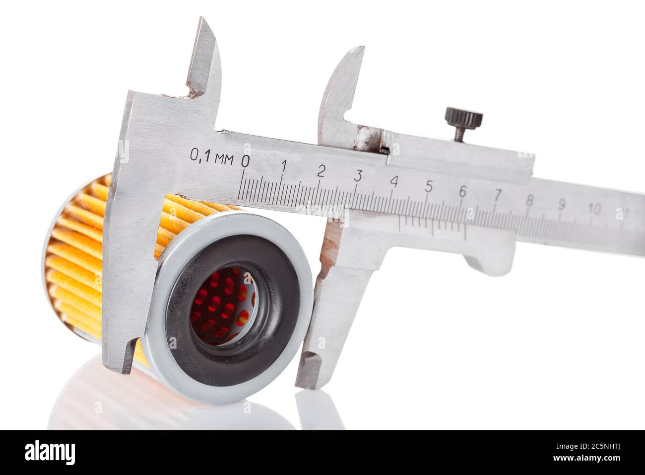Messungen der Größe und des Durchmessers des Automotive-Filtersattels, des isolierten gelben Teils und des Bremssattels auf weißem Hintergrund. Stockfoto