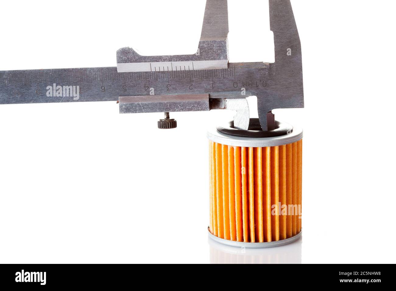 Messungen der Innengröße und des Durchmessers des Auto-Filter-Bremssattels, isoliertes Ersatzteil-Papier orange Filter und Bremssattel auf weißem Hintergrund. Stockfoto
