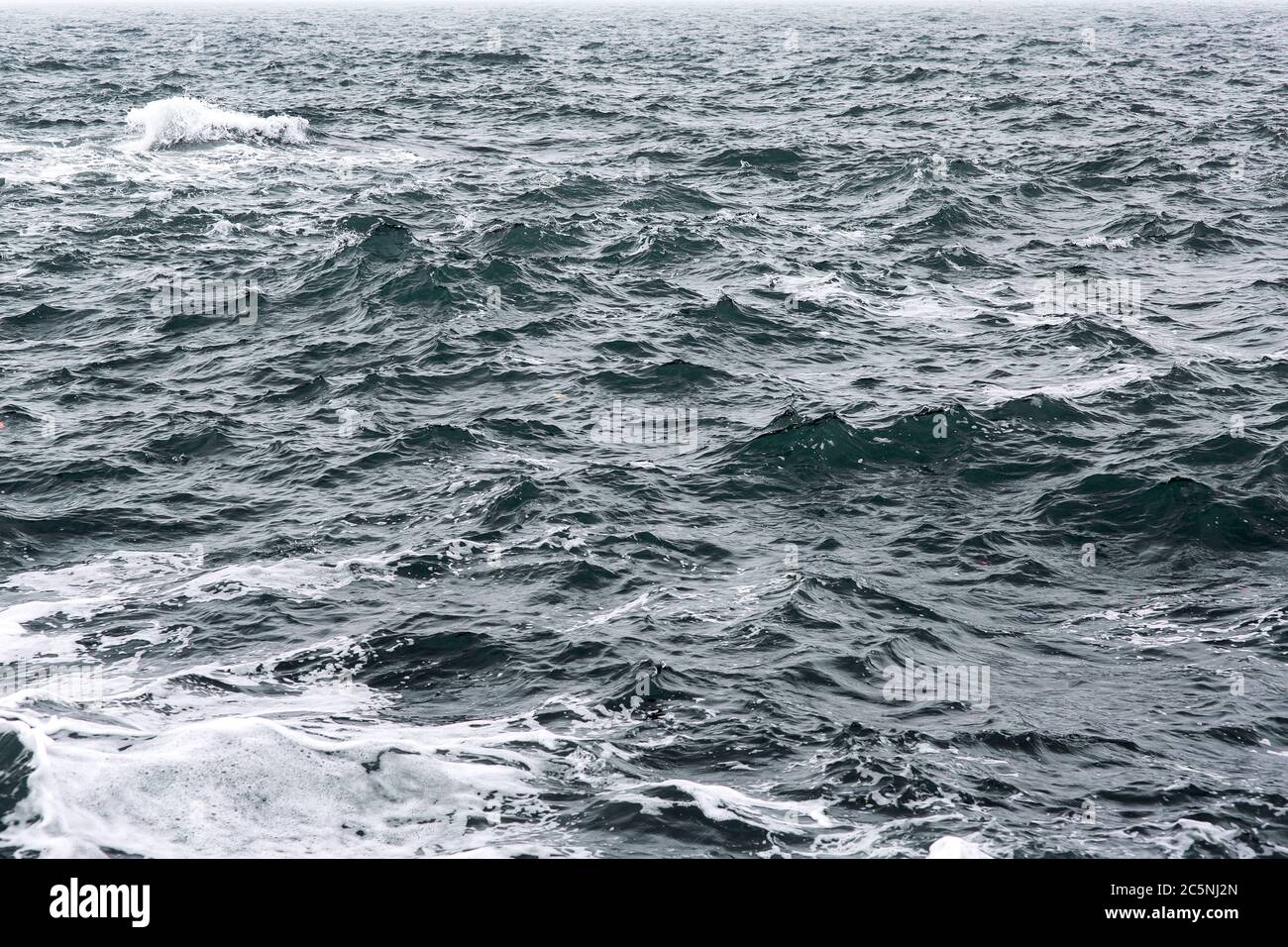 Meereswellen in einem turbulenten Sturm bedeckt Wetter. Stockfoto