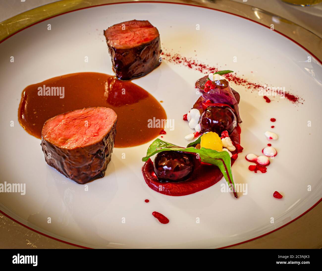 Rehe aus dem Oberpfälzer Wald. Gourmet-Gericht von Michelin-Sternekoch ...