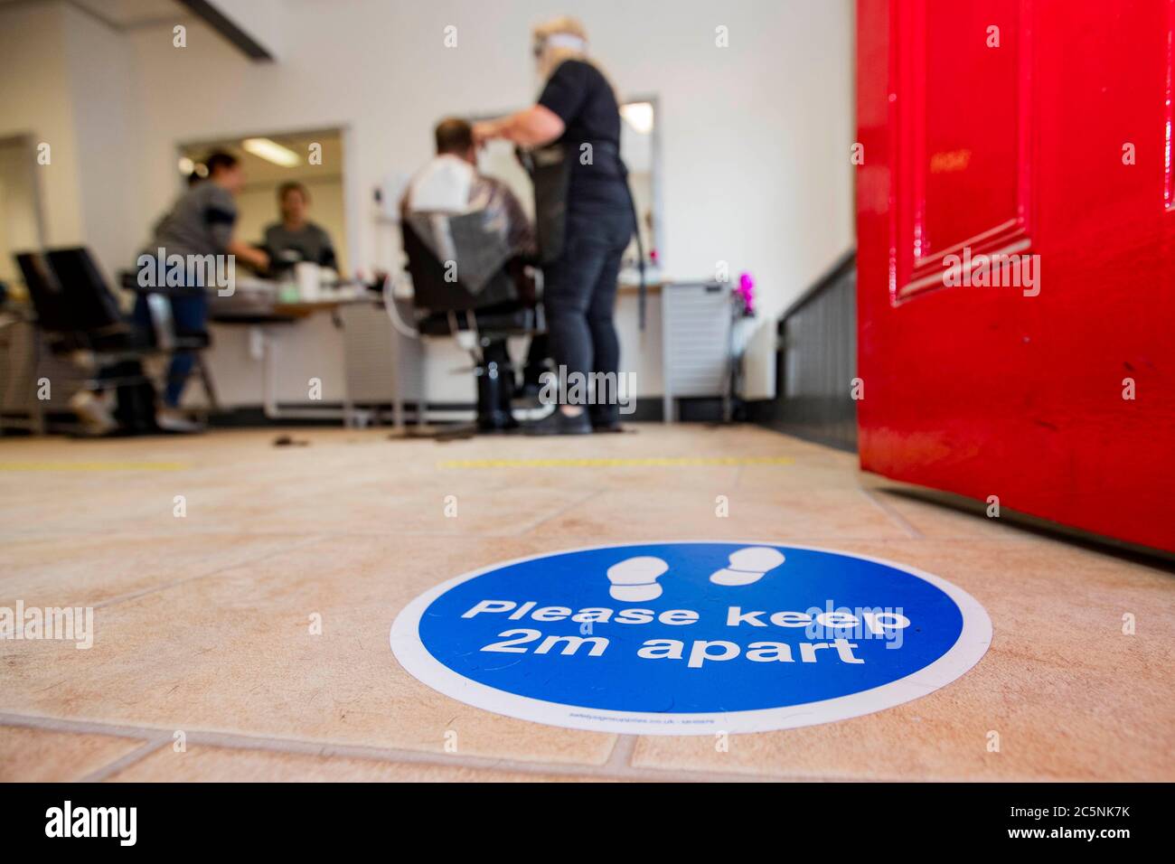 NORTHAMPTON, ENGLAND – 4. JULI: Soziale Distanzierungszeichen bei Stimpson's Barbers Shop in Northampton, da Barbers' Shops und Friseure in ganz England wieder geöffnet werden, nachdem sie seit März wegen der von der britischen Regierung verhängten Lockdown geschlossen wurden, um die Ausbreitung der COVID-19-Pandemie einzudämmen (Credit Leila Coker, MI News) Kredit: MI Nachrichten & Sport /Alamy Live News Stockfoto