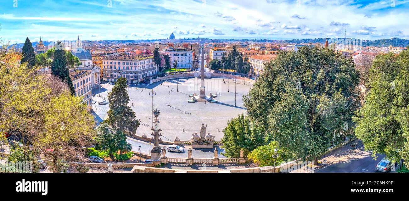 Rom, Italien - März 2020: Panoramablick auf die Piazza del Popolo vom Pincio in der Villa Borghese während der COVID-19 Epidemie. Sehr wenige Leute Stockfoto