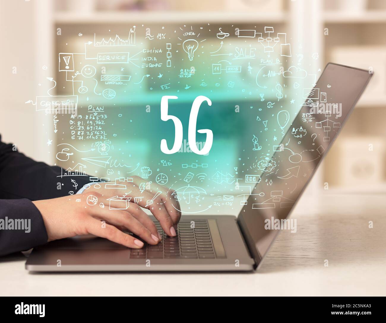 Handarbeit an neuen modernen Computer mit 5G Abkürzung, modernes Technologiekonzept Stockfoto