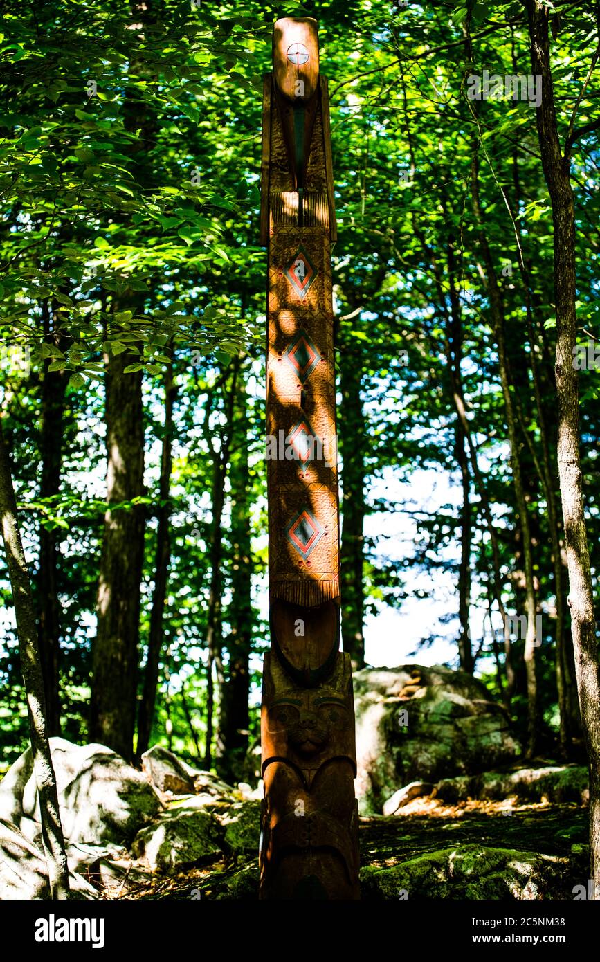 Parc Omega, Kanada, 3. Juli 2020 - Totem der First Nation im Omega Park in Kanada Stockfoto