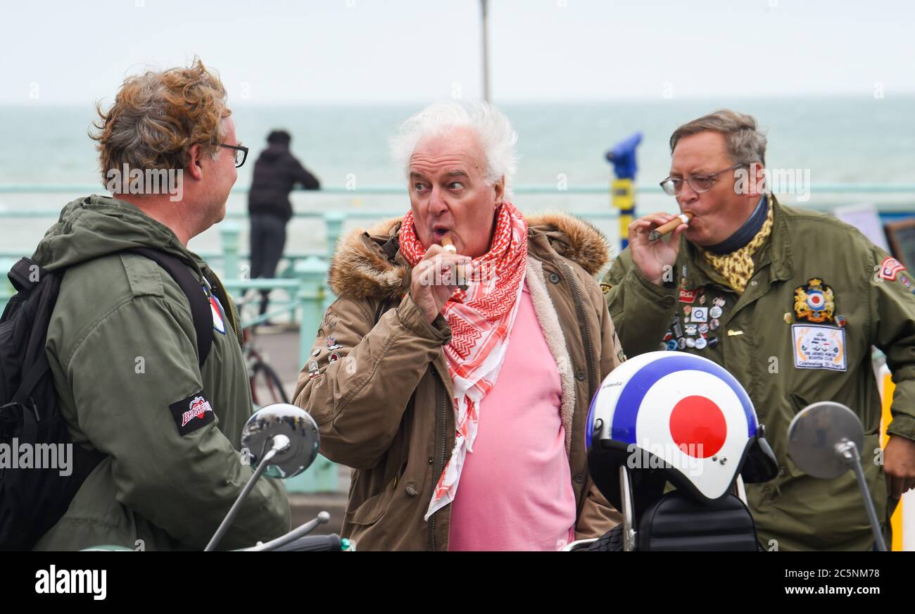 Brighton UK 4. Juli 2020 - Mods rauchen Zigarren versammeln sich an der Küste von Brighton, um Kampagne zu haben Madeira Drive wieder für den Verkehr . Die berühmte Straße, wo sie traditionell treffen die meisten Wochenenden wurde durch den stadtrat während der Coronavirus-Krise geschlossen, um soziale Distanzierung zu erleichtern, aber es gibt eine Möglichkeit, es dauerhaft geschlossen . Viele große Veranstaltungen, darunter der London to Brighton Car Run, finden jedes Jahr an der Strandstraße statt : Credit Simon Dack / Alamy Live News Stockfoto