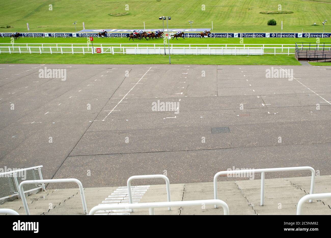 Eine allgemeine Sicht der Läufer und Fahrer in Aktion als Sky Defender von Jockey Joe Fanning gefahren geht weiter zu gewinnen Investec Handicap Stakes über 1m 2f auf Epsom Racecourse. Stockfoto