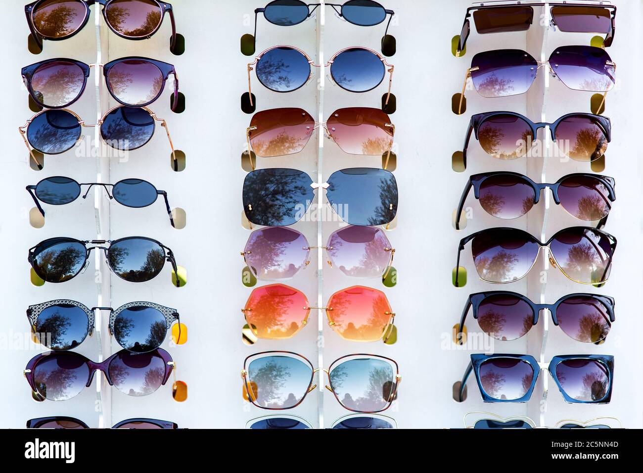 Vitrine mit Sonnenbrillen in verschiedenen Designs und Farben. Stockfoto