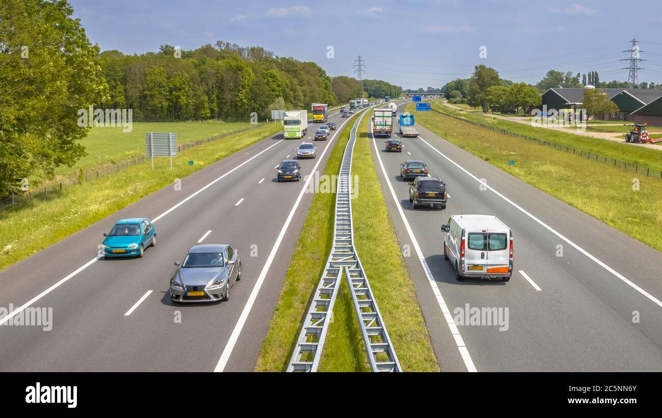 Autoverkehr auf der Autobahn A1 von oben gesehen. Dies ist eine der Bussiest Autobahnen in den Niederlanden Stockfoto