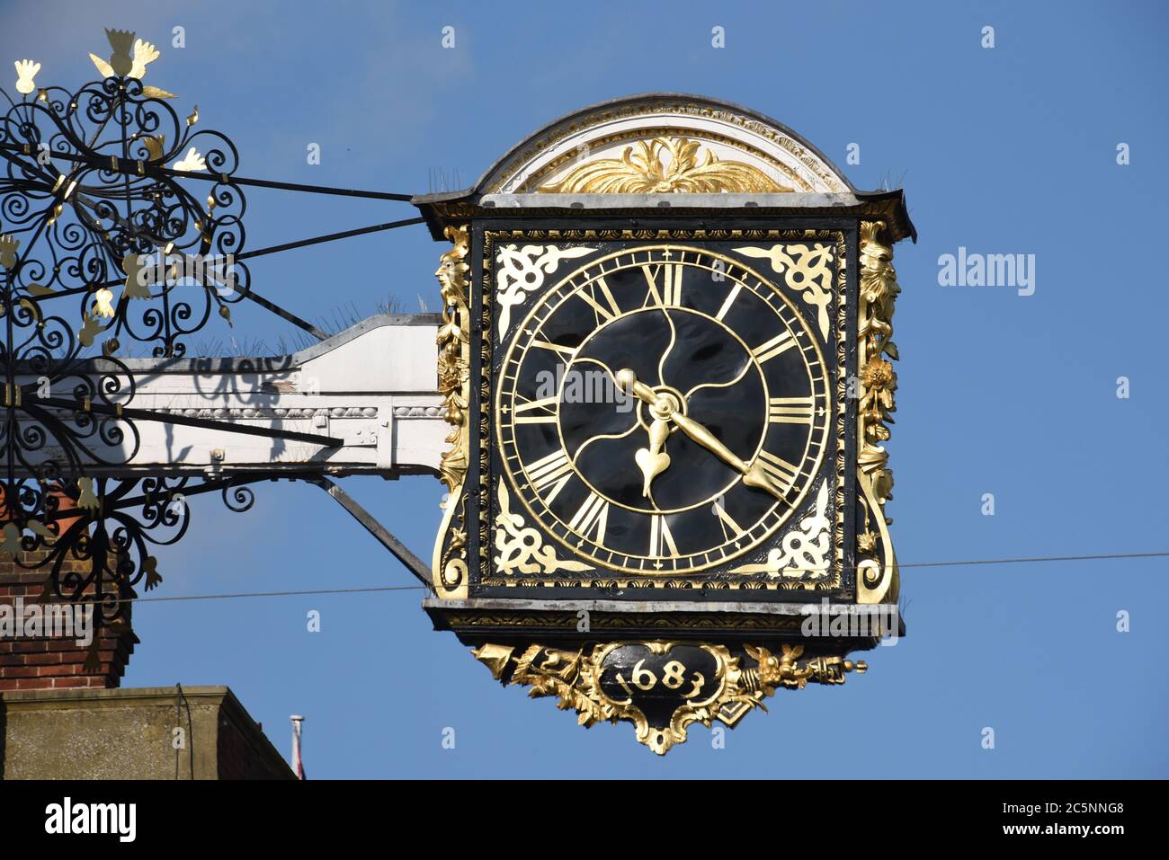 Guildfords berühmte Uhr steht vor einem klaren blauen Himmel An einem schönen Hochsommertag in der englischen Grafschaft von Surrey Stockfoto