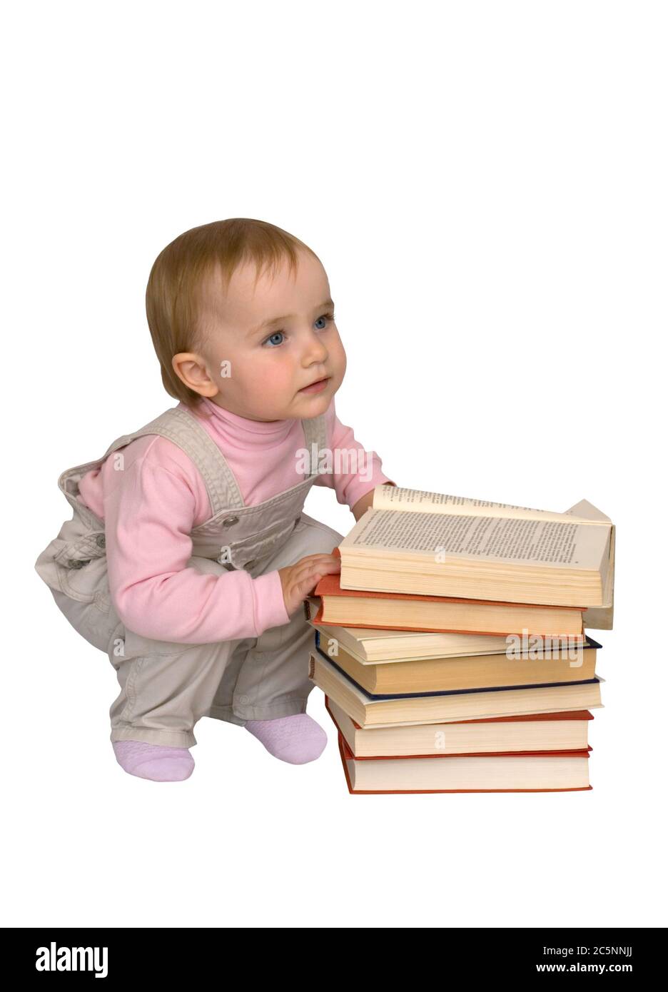 Das kleine Kind studiert zu lesen. Ein weißer isolierter Hintergrund. Stockfoto