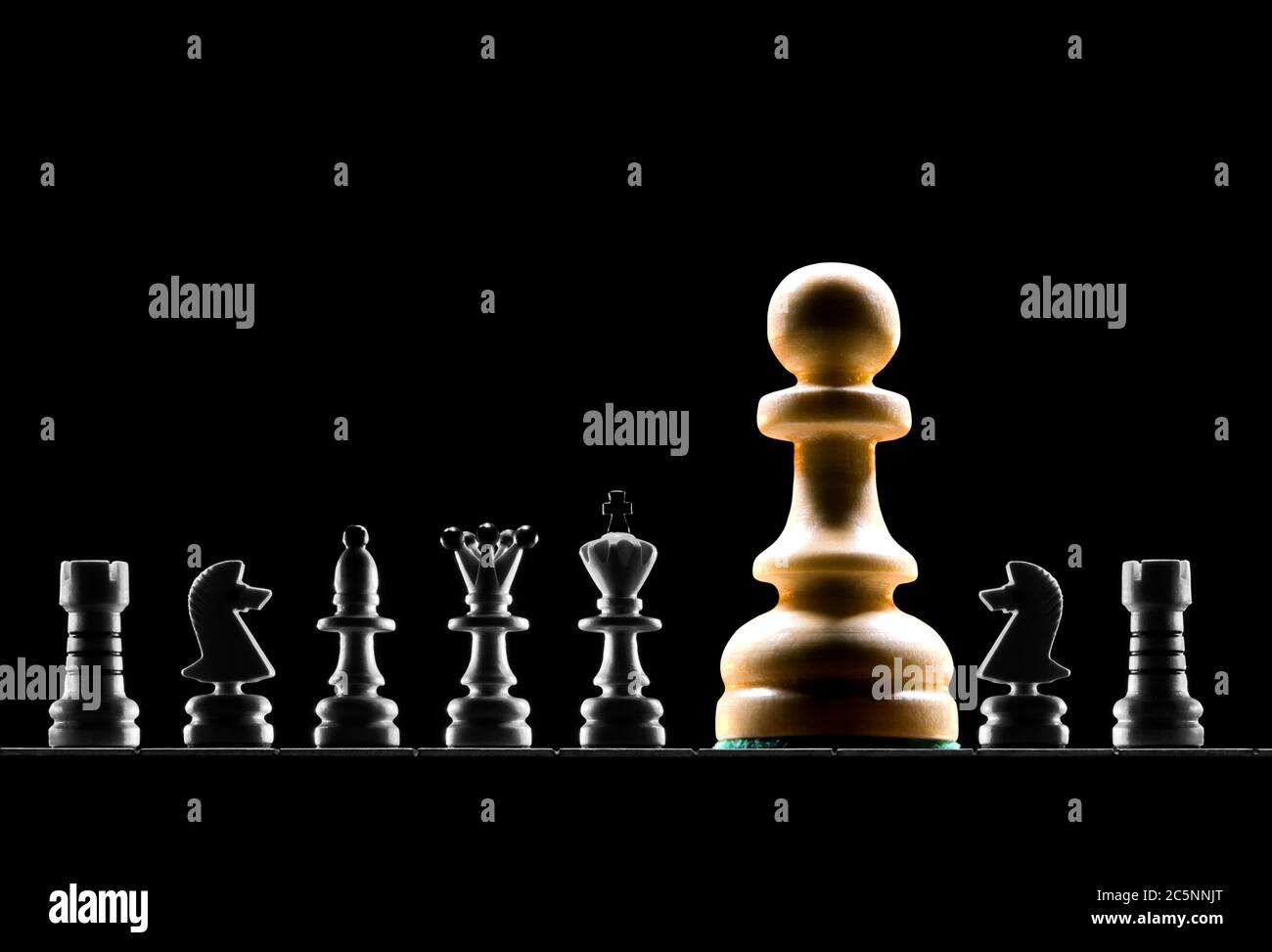 Es ist eine Menge Schachfiguren auf einem schwarzen Hintergrund (sind es horizontal gelegen). Stockfoto