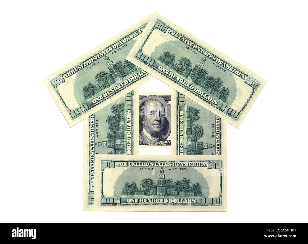Hundert Dollar Scheine in Form eines Hauses. Isolierter weißer Hintergrund. Stockfoto