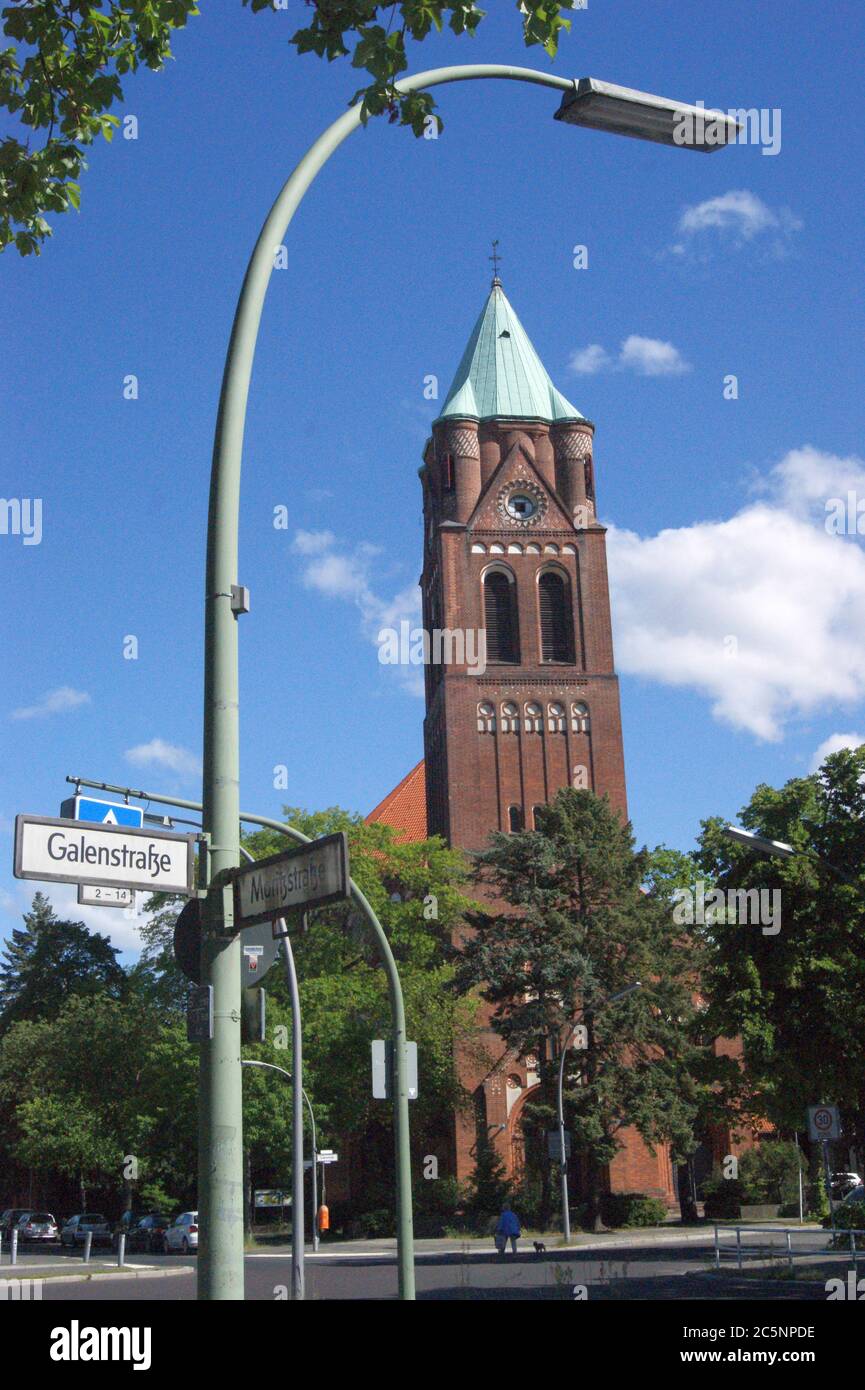 Die Kirche 'Maria, Hilfe der Christen' in der Flankenschanze Ecke Galenstraße in Berlin-Spandau. Stockfoto