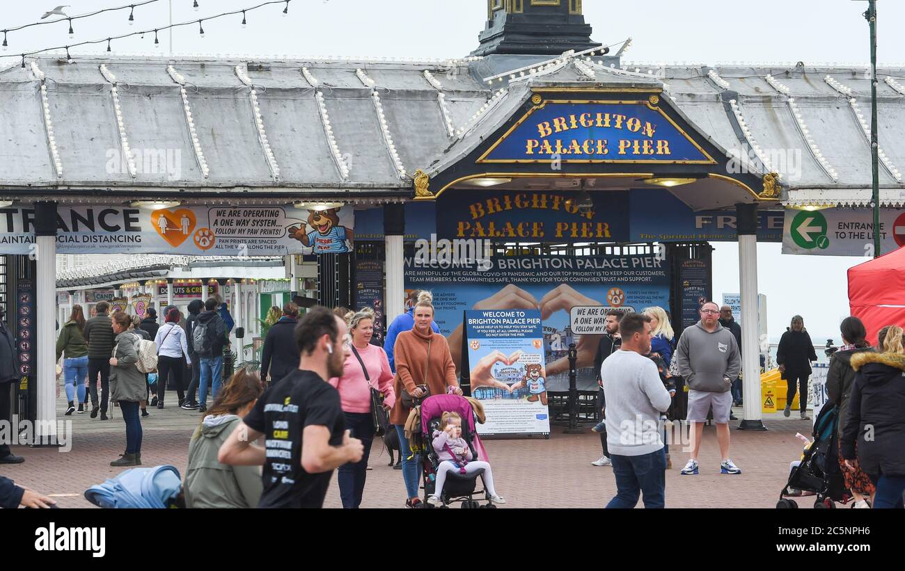 Brighton UK 4. Juli 2020 - der Brighton Palace Pier öffnet heute Morgen wieder, da die Sperrbeschränkungen in England heute weiter gelockert werden, mit Pubs, Hotels und Restaurants, die während der Coronavirus COVID-19 Pandemiekrise wieder ihre Türen öffnen dürfen : Credit Simon Dack / Alamy Live News Stockfoto