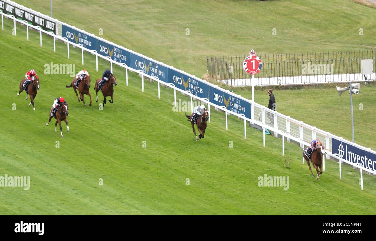 Love ridled by Ryan Moore (rechts) gewinnt die Investec Oaks auf der Epsom Racecourse. Stockfoto