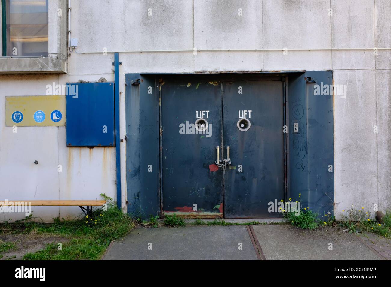 Das Äußere eines verlassenen Industrielagerhauses auf einem alten Industriepark namens Hembrug in den Niederlanden Stockfoto