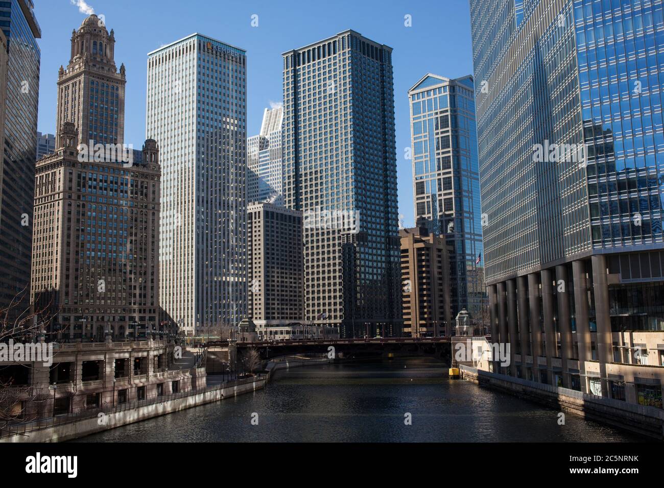 Blick auf den Chicago Rover und die Skyline bei winterlicher Sonne. Stockfoto