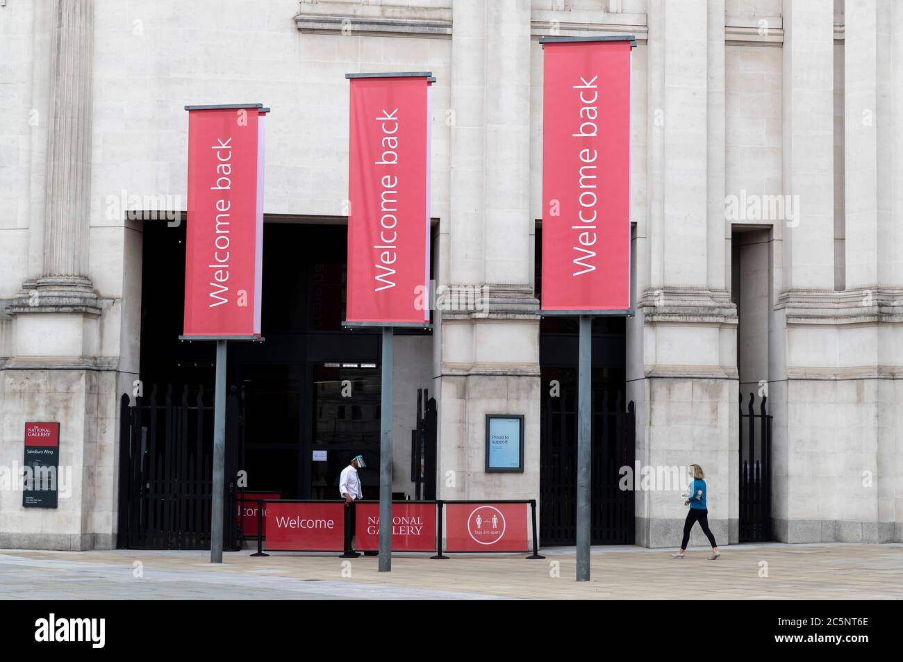 London, Großbritannien. Juli 2020. Am 4. Juli 2020 sind am Eingang der National Gallery in London, Großbritannien, Banner mit dem Titel „Welcome back“ zu sehen. Während Großbritannien die Sperrung des Coronavirus weiter lockert, sagte die National Gallery am Dienstag, dass es das erste große Londoner Museum sein wird, das Anfang nächsten Monats nach seiner beispiellosen Schließung seit März wieder eröffnet wird. Wenn die Galerie am 8. Juli wieder eröffnet wird, müssen die Besucher Tickets im Voraus buchen und werden gebeten, Gesichtsmasken zu tragen und zwei Meter voneinander entfernt zu bleiben, sagte die Galerie. Quelle: Han Yan/Xinhua/Alamy Live News Stockfoto