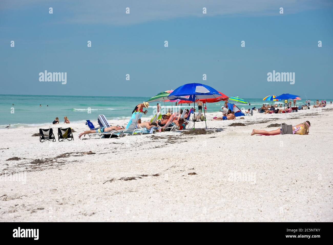 Holmes Beach, FL / USA -29. April 2018: Menschenmassen am Strand genießen den schönen Florida Beach Stockfoto
