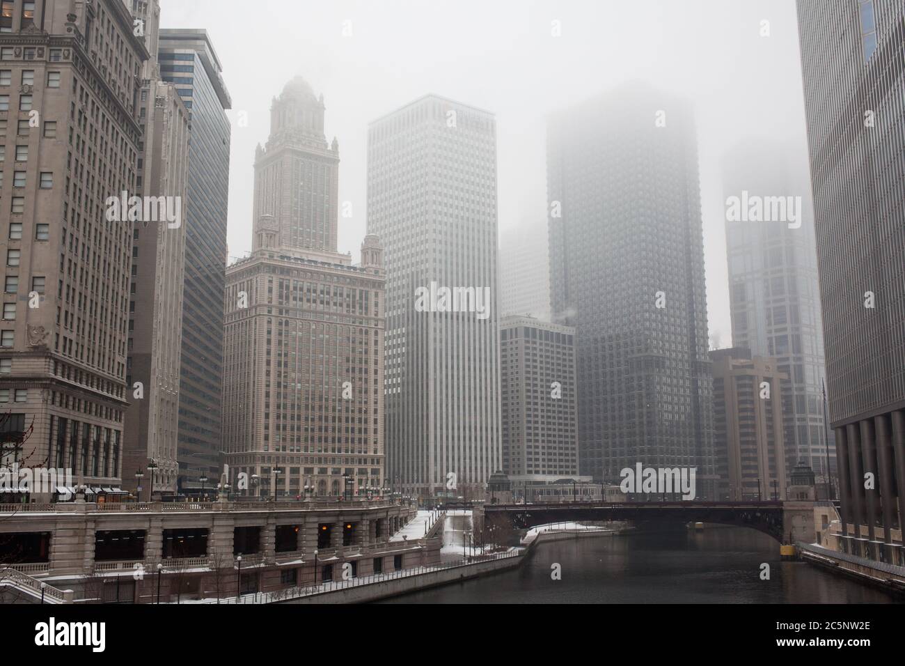 Ein Blick auf den Chicago River und die Skyline der Stadt während eines schweren Winternebels. Stockfoto