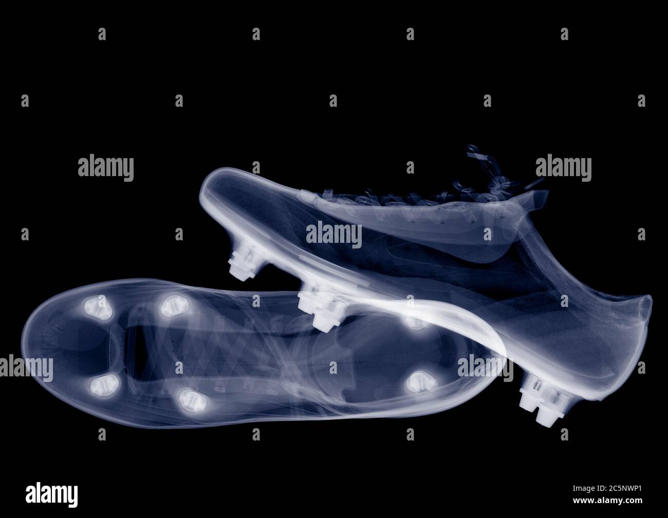 Paar Fußballschuhe, farbige Röntgenaufnahme. Stockfoto