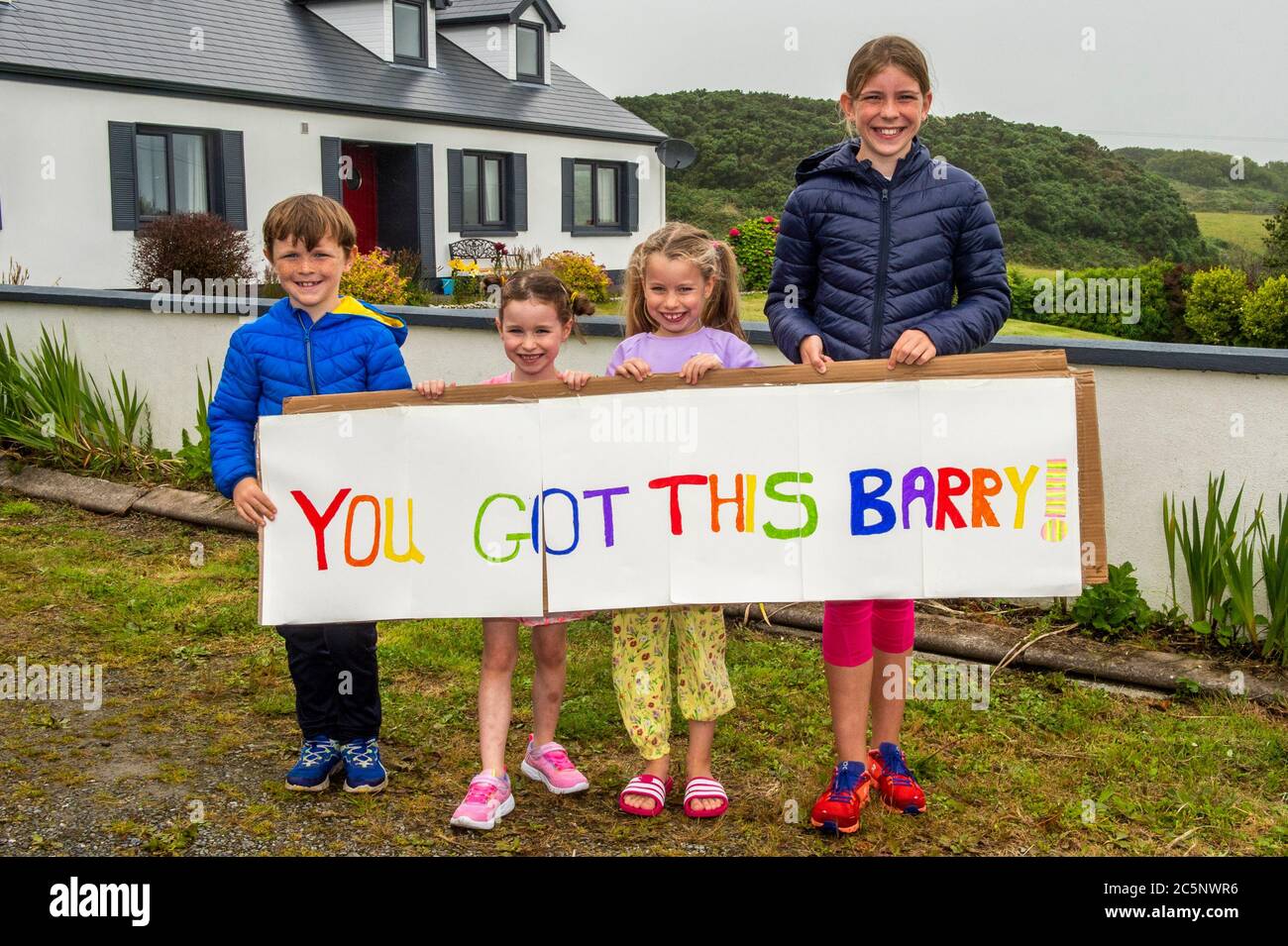West Cork, Irland. Juli 2020. Barry Sheehan, der in Cork lebt, ist 600 km von Malin nach Mizen Head gelaufen, um die neue Kindereinheit 'Cappagh Kids' des National Orthopaedic Hospital, Cappagh, Dublin zu unterstützen. Barry hatte viel Unterstützung auf dem Weg - Ben Galvin, Gemma und Cliona Coleman und Jenny Galvin, alle von Goleen jubelten Barry weiter, als er vorbeikam. Quelle: AG News/Alamy Live News Stockfoto