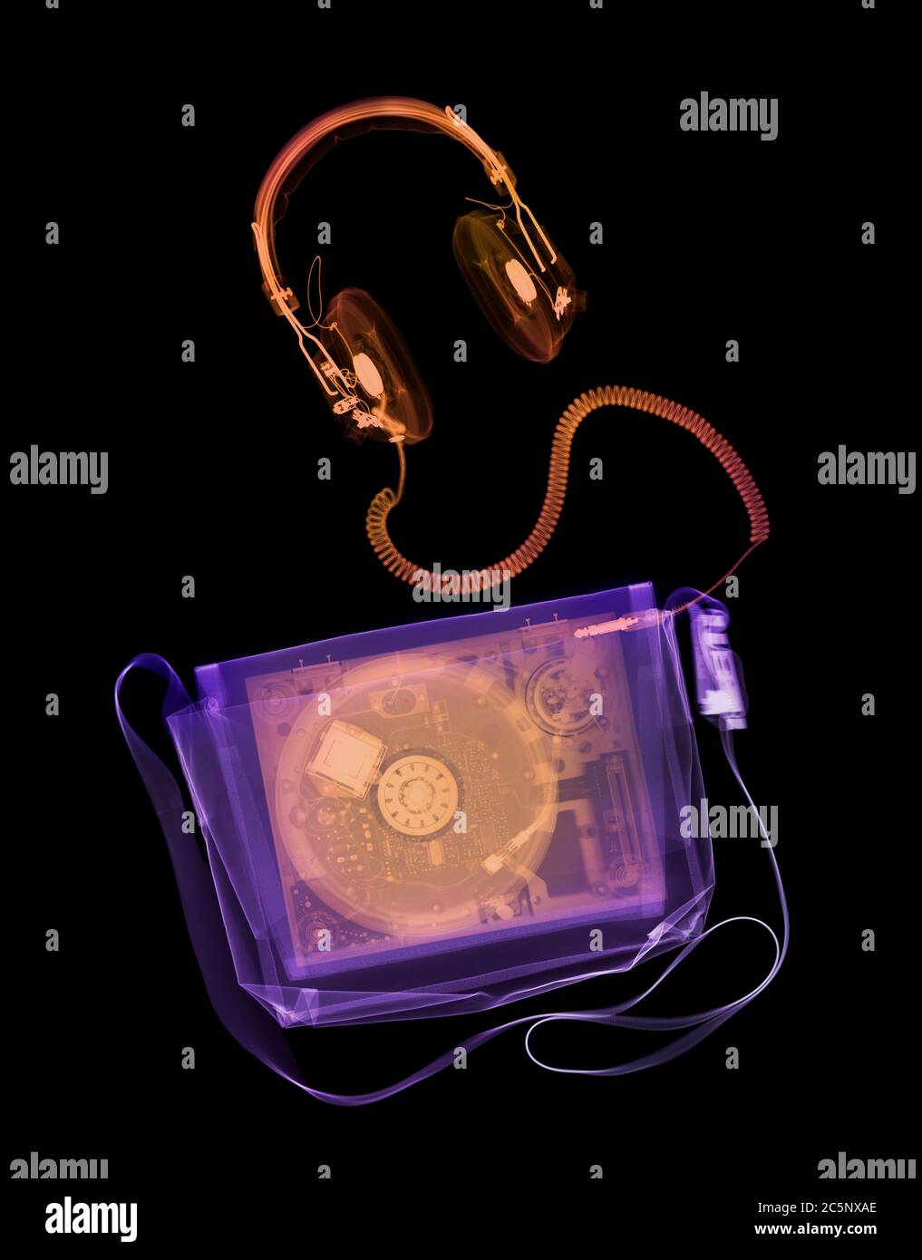 Tasche, dj-Decks und Kopfhörer, farbige Röntgenstrahlen. Stockfoto