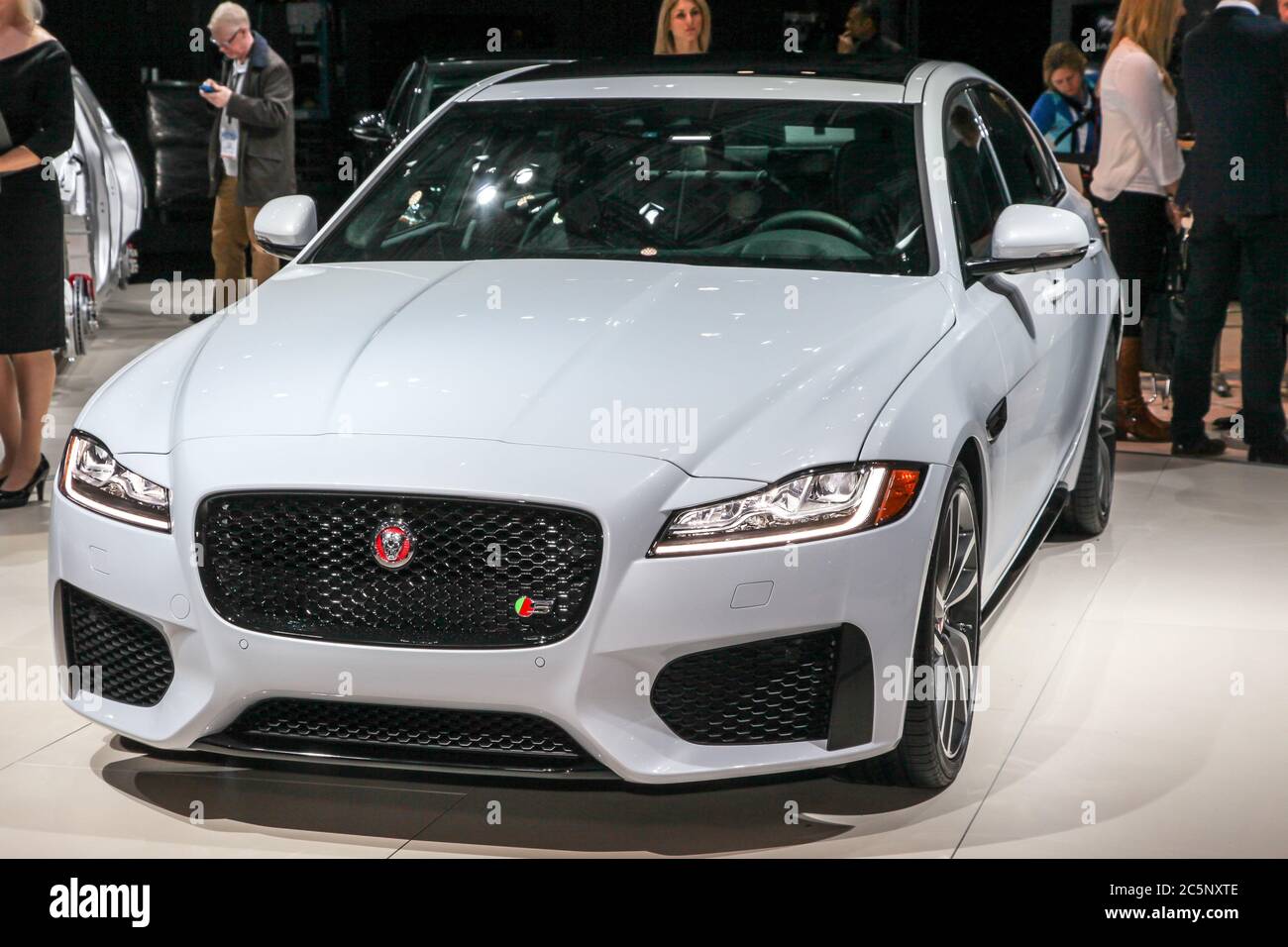 NEW YORK, NY, USA - 1. APRIL 2015: Jaguar stellt den Jaguar XF auf der New York International Auto Show 2015 während des Pressetag aus. Stockfoto