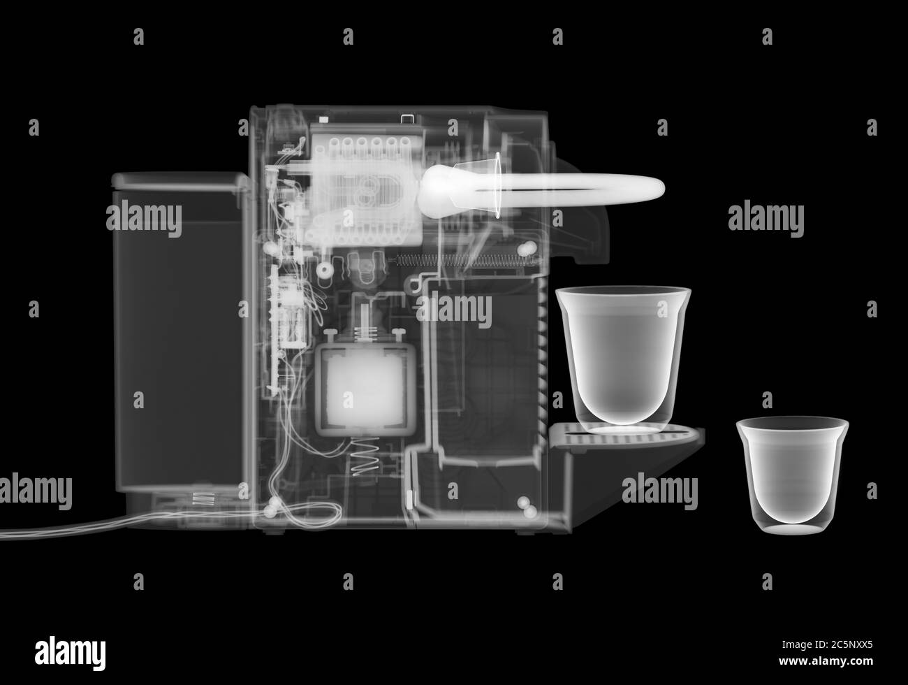 Kaffeemaschine und Tassen, Röntgen. Stockfoto