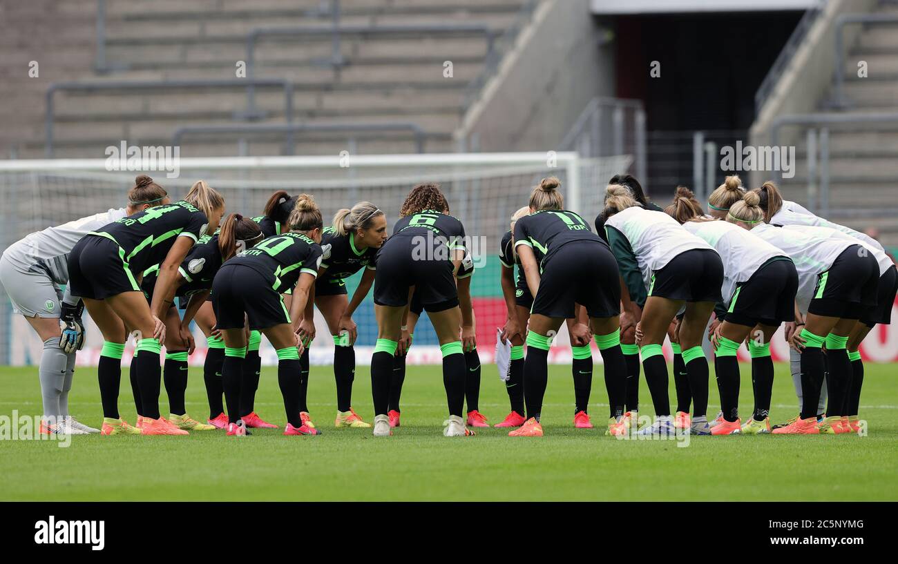 VfL Wolfsburg, Damen, Mannschaftskreis, Mannschaftskreis firo, Sport, Fußball, Pokalfinale: Saison 2019/2020, 04.07.2020 DFB Pokalfinale Frauen, Damen, VfL Wolfsburg - SGS Essen Foto: Ralf Ibing / firoportsphoto / POOL nur für journalistische Zwecke ! Nur für redaktionelle Zwecke! Weltweit eingesetzt Stockfoto