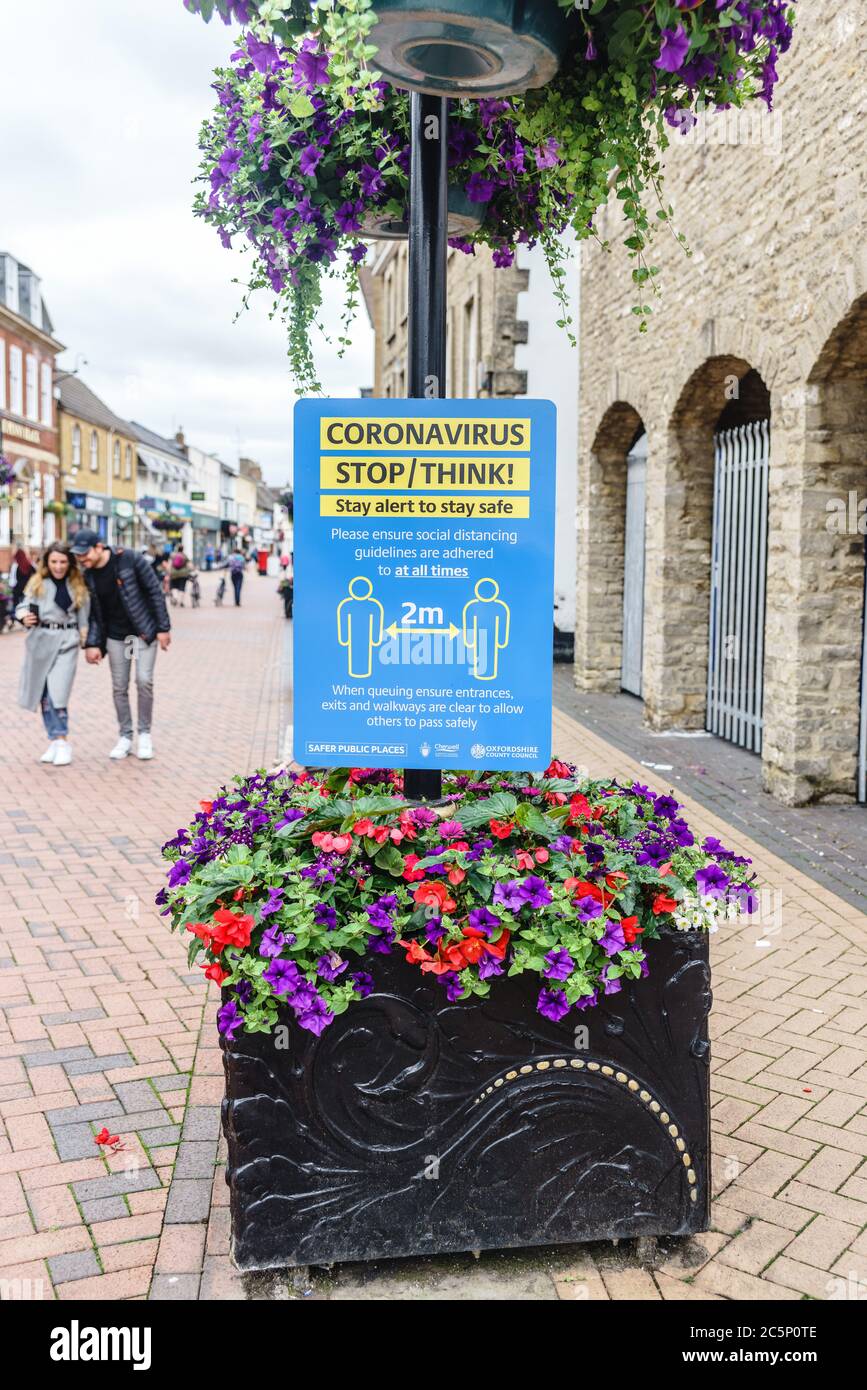 Richtlinien in Bicester Stadtzentrum, Oxfordshire, Großbritannien, eingeführt, da die Sperrung nach der Coronavirus-Pandemie nachlässt Stockfoto
